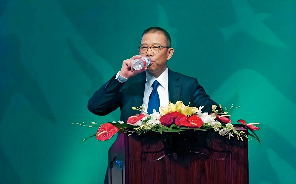 農夫山泉老闆鍾睒睒被內地網民質疑「忘恩負義」,令農夫山泉的生意承受極大壓力。 農夫山泉老闆鍾睒睒被內地網民質疑「忘恩負義」,令農夫山泉的生意承受極大壓力。