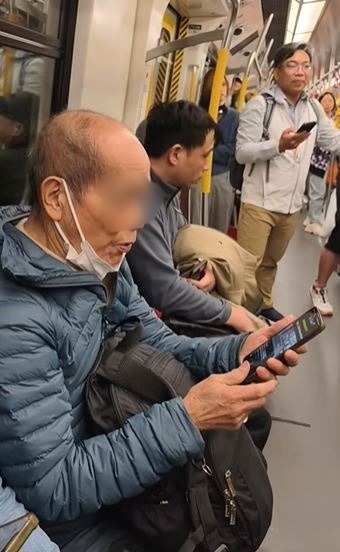 社交平台近日流傳片段，一名操不純正廣東話的長者疑因爭奪空位，與一名束馬尾女乘客發生肢體碰撞後，出手毆打對方。