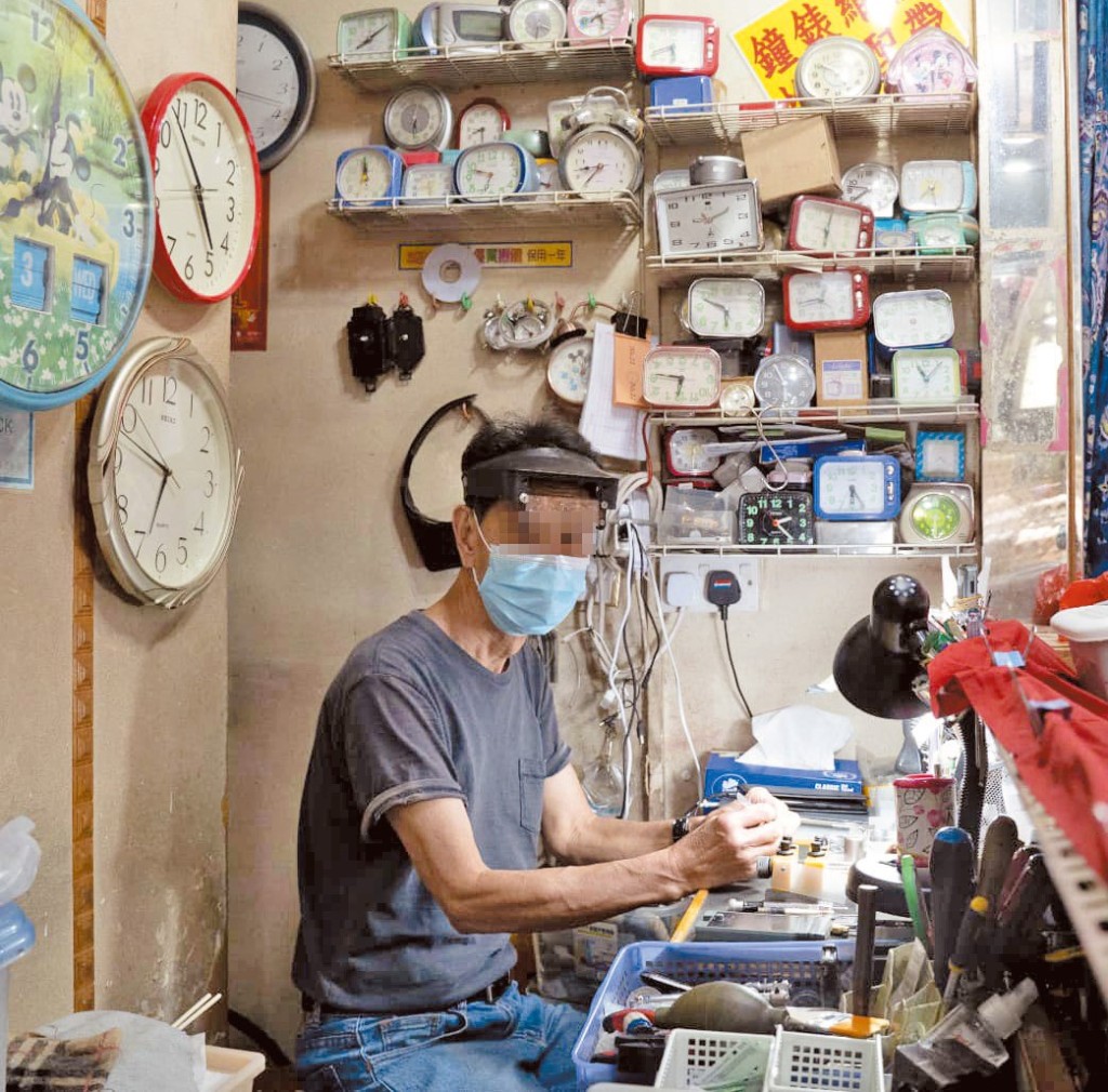 羅師傅生前開設的鐘錶店,贏盡街坊口碑。 羅師傅生前開設的鐘錶店,贏盡街坊口碑。