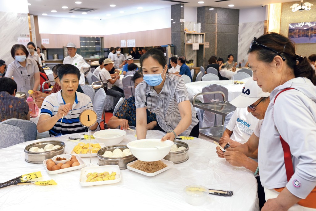 位於九龍灣的「星瀚庭公館」,開業兩個多月, 團餐生意做到無停手,經常爆場。 位於九龍灣的「星瀚庭公館」,開業兩個多月, 團餐生意做到無停手,經常爆場。