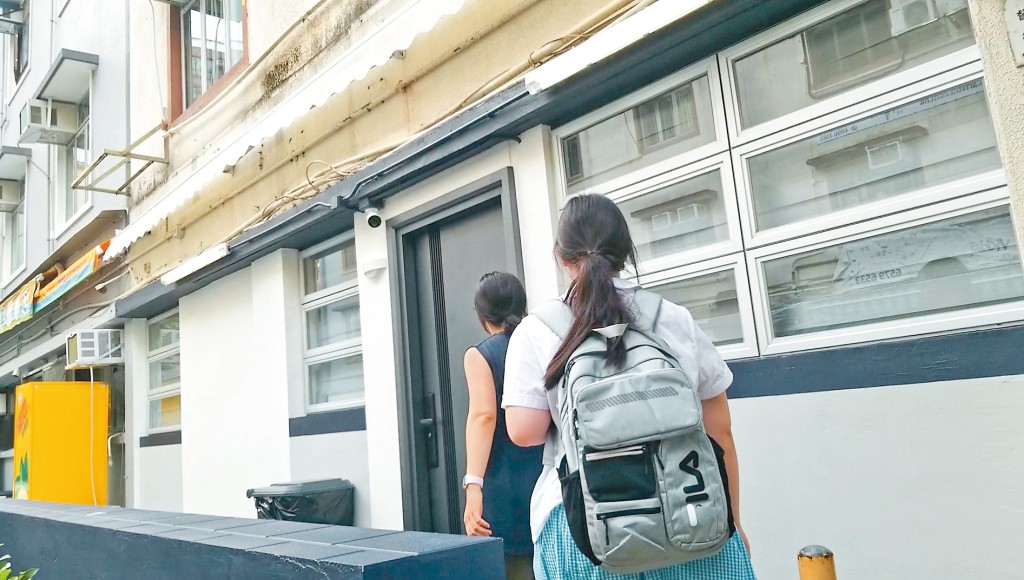 九龍塘「學鳴居」有住宅單位變成寄宿中心,中介不時帶學生「睇樓」。單位設有多張上下格床及書桌。 九龍塘「學鳴居」有住宅單位變成寄宿中心,中介不時帶學生「睇樓」。單位設有多張上下格床及書桌。