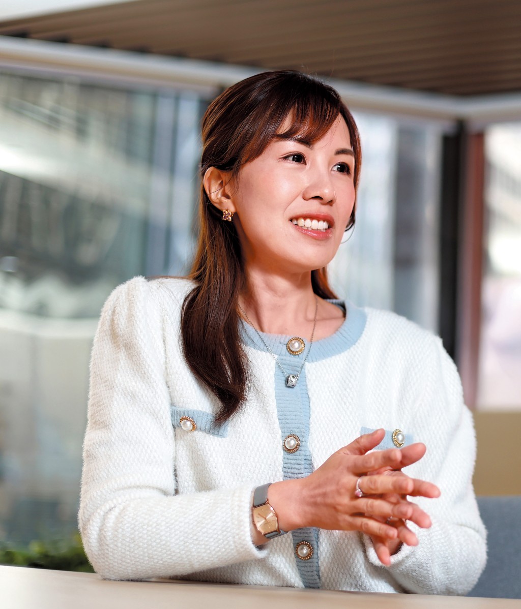 富途證券高級分析師馮文慧稱，遇見小麵人均消費下降，翻枱率等基本面做得不好，建議有貨應該先沽出。