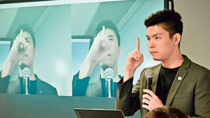 防騙刑警陳智穎建議市民視像通話 時,要求對方把手指在臉前橫向移動, 再細看對方面容有否出現變形。 防騙刑警陳智穎建議市民視像通話 時,要求對方把手指在臉前橫向移動, 再細看對方面容有否出現變形。