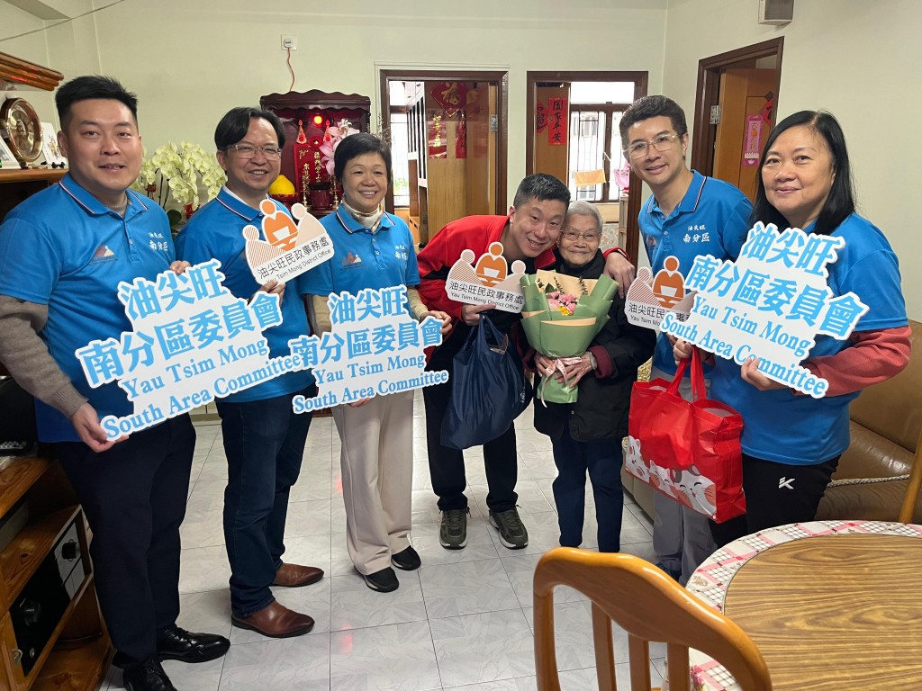 (左起)油尖旺南分區委員會委員王文斌，黃國強，蕭穎賢，徐家良以及油尖旺南分區委員會主席江正本醫生聯同委員陳玉琼探訪女性獨居長者