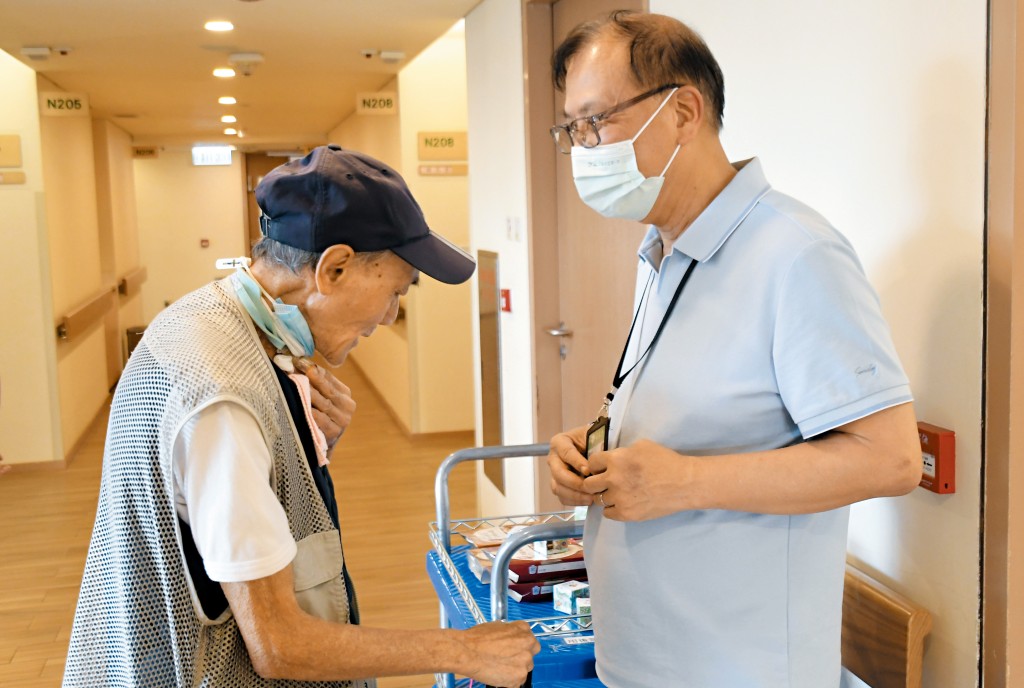 陳木光常走進病房，了解病人和家屬需要，因為他很珍惜陪伴病人和家屬走過的每一段路。
