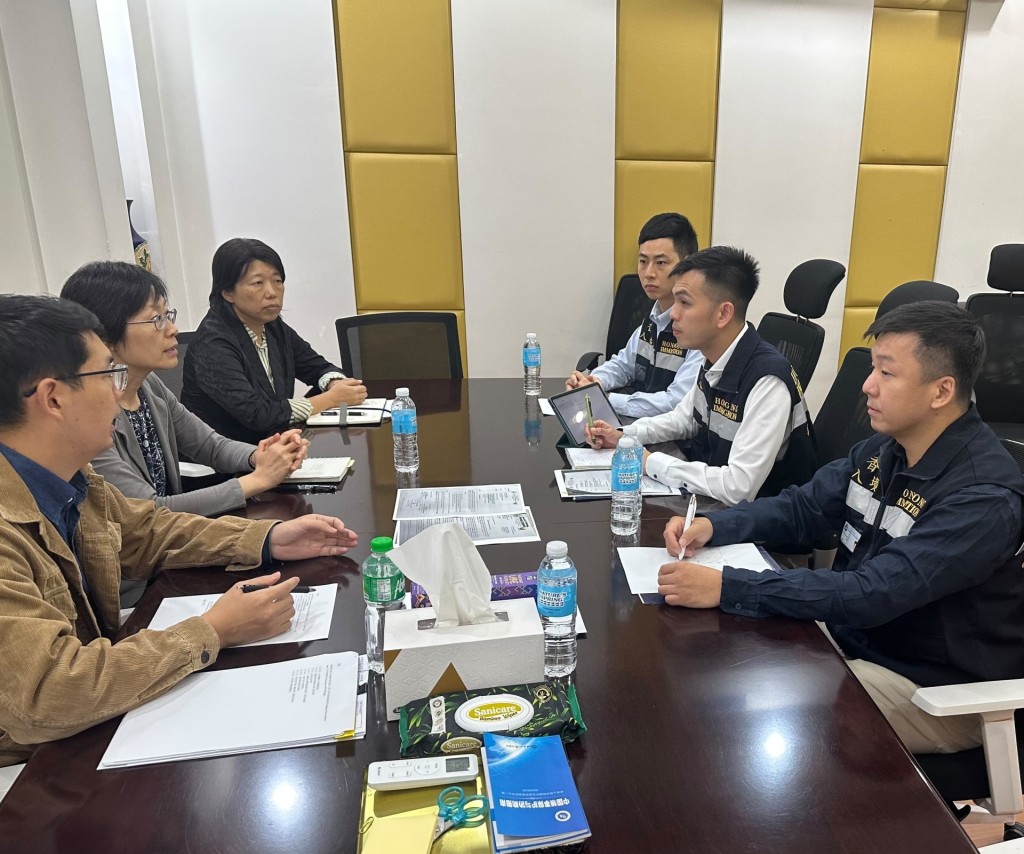 入境處協助在外香港居民小組成員與駐菲大使館職員在當地舉行工作會議，了解個案最新情況。