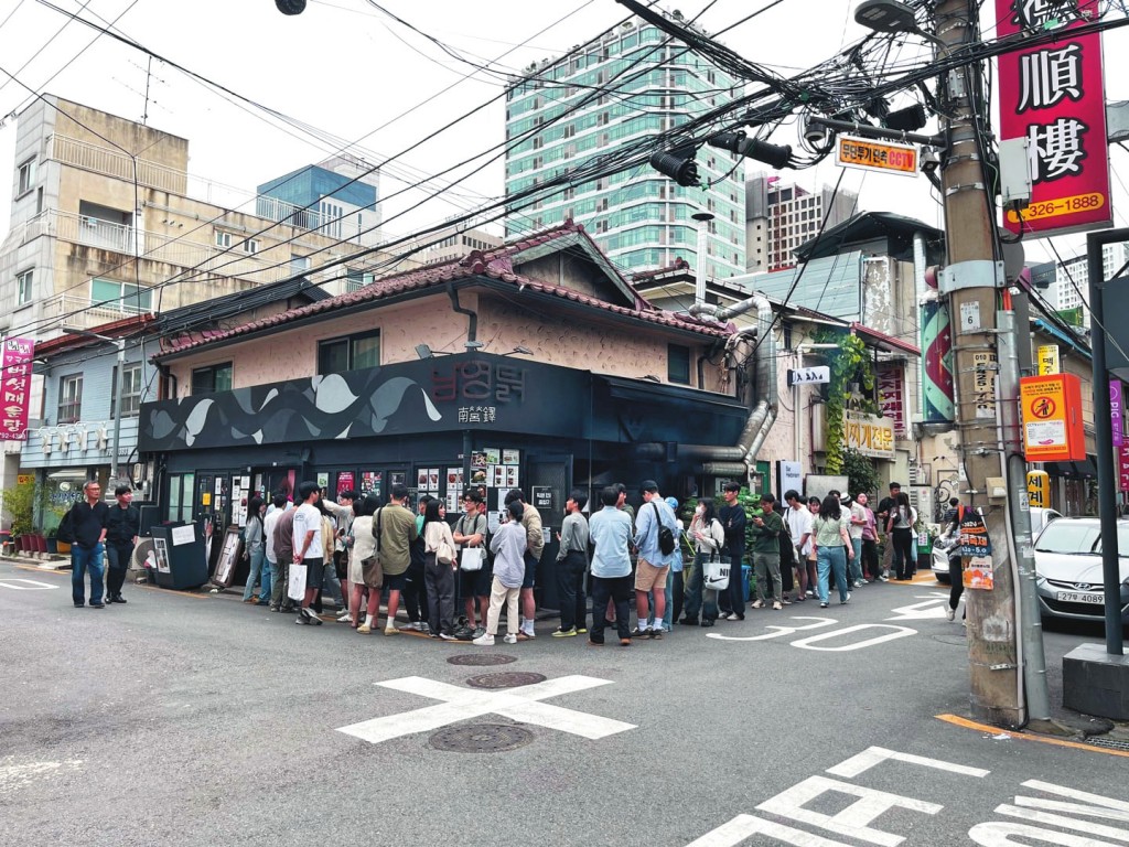 《黑白大廚︰料理階級大戰》播出後,帶動參賽者旗下餐廳大排長龍。 《黑白大廚︰料理階級大戰》播出後,帶動參賽者旗下餐廳大排長龍。