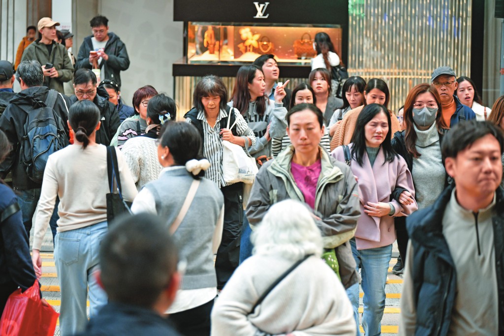 新一輪選民登記運動將於四月展開，選舉事務處預計今年新登記選民人數約三萬人，較去年減少約兩成一。