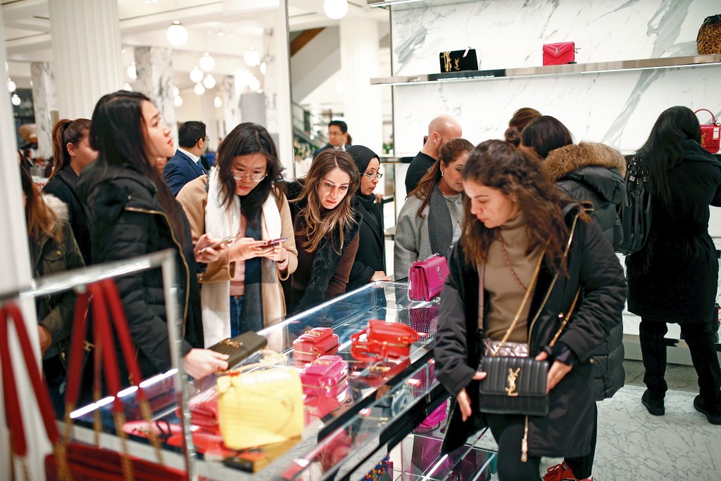 Signa擁有約一千間子公司，包括英國百貨公司Selfrdiges，旗下Signa Prime Selection是集團房地產投資旗艦。