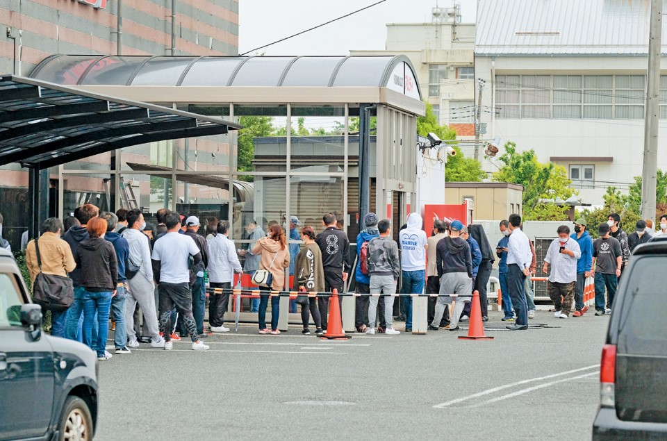 不少日本民眾沉迷玩彈珠機，更會排隊輪候光顧。