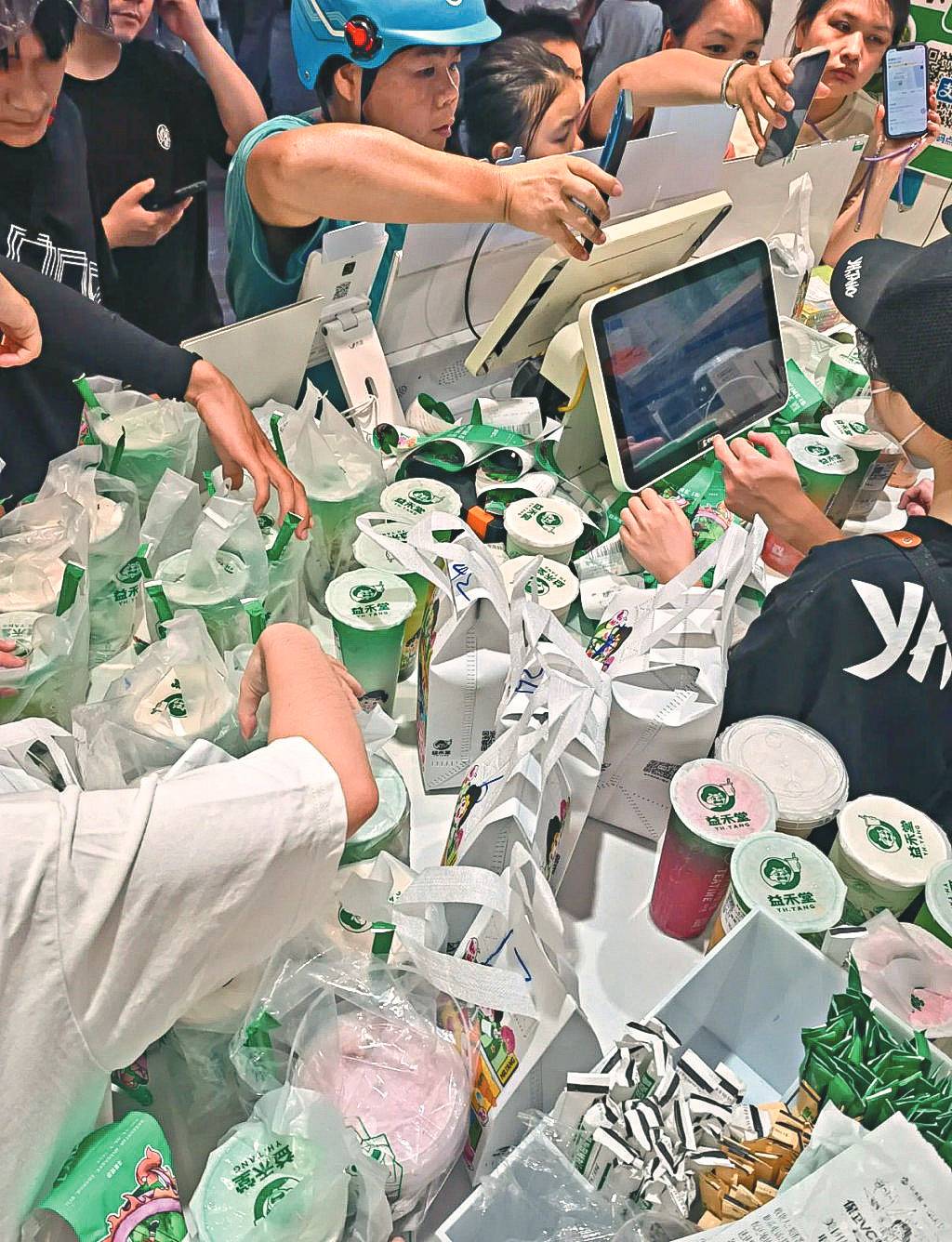 內地茶飲店的人手和產能往往難以應付突如奇來的大量外賣訂單，有員工更做到喊 。