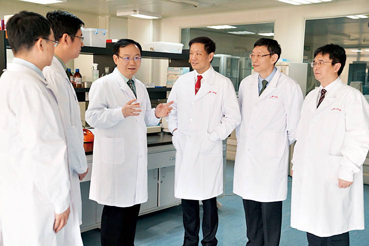 中國科學院院士王福生（左三）和廖家傑領導的北京團隊共同參與肝病轉化的醫學研究。