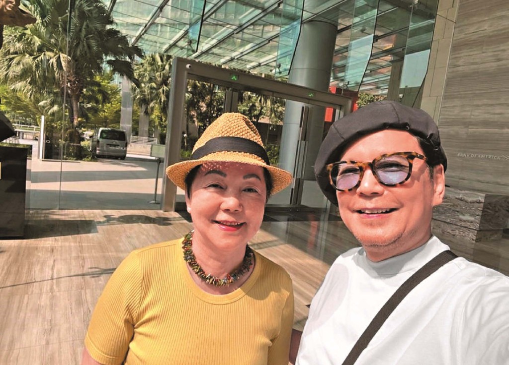 賈思樂提起家姐之前打牌食嚦咕嚦咕,整爛玉鈪就覺得好笑。 賈思樂提起家姐之前打牌食嚦咕嚦咕,整爛玉鈪就覺得好笑。