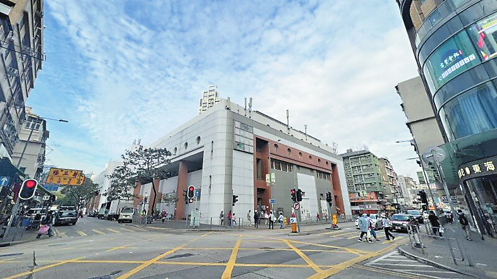 市建局原計劃在「衙前圍道／賈炳達道發展計劃」的主地盤挖六層深，興建三百六十個地下公眾泊車位。