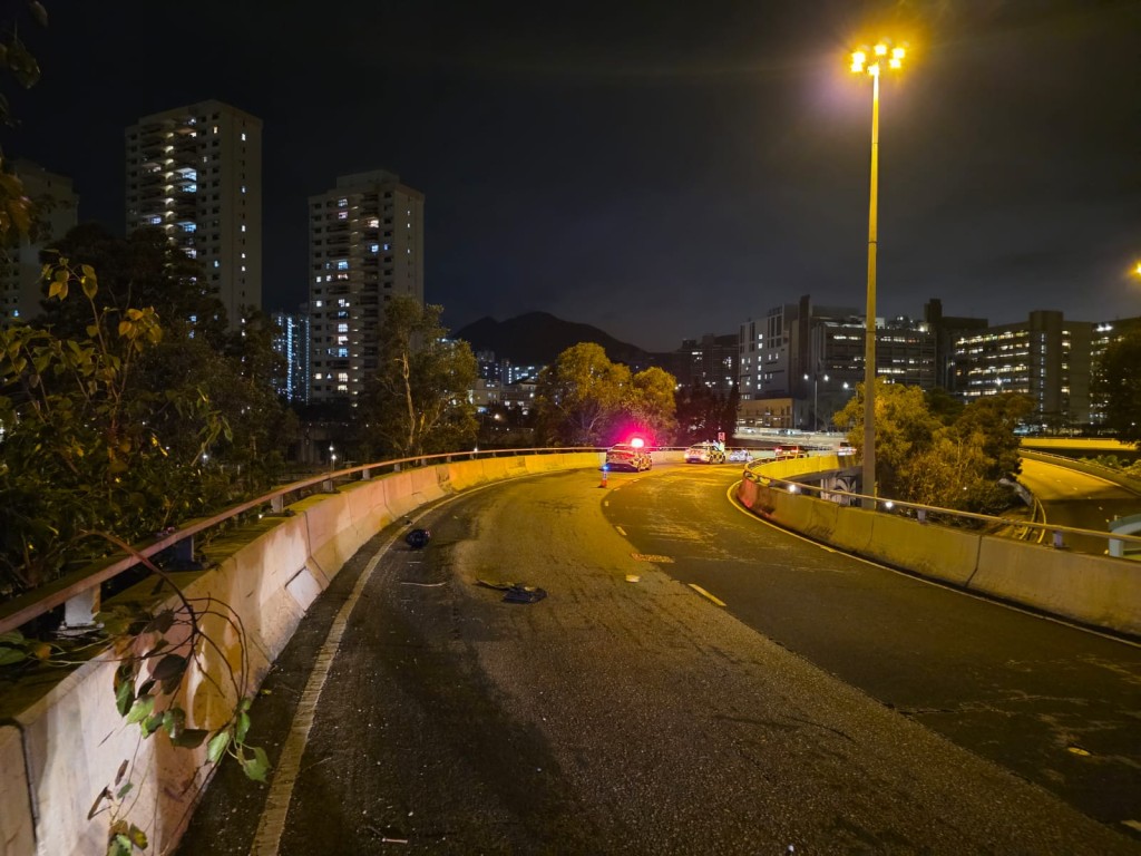 青田交匯處橋面遺留一個電單車頭盔。