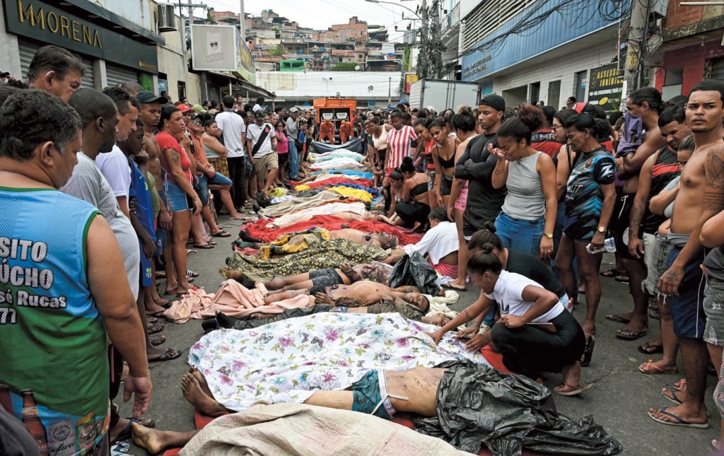 清剿行動中被擊斃者的屍體堆滿貧民區街頭,傷心的家屬指罵警方濫殺無辜。 清剿行動中被擊斃者的屍體堆滿貧民區街頭,傷心的家屬指罵警方濫殺無辜。