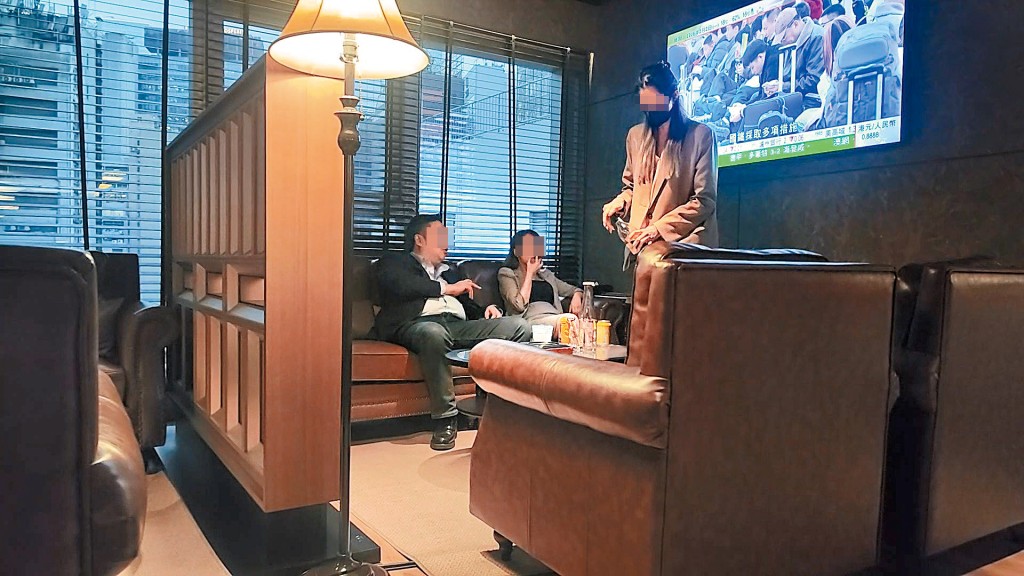 傍晚時分不少客人到雪茄吧試食雪茄，期間職員倒出酒類飲品。