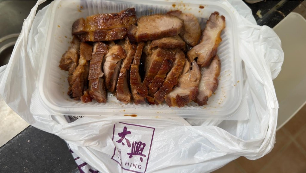 太興近月推出多項限時優惠,例如「$35半斤叉燒」、「$48外賣經典古法貴妃雞」,吸引了大量顧客蜂擁而至。 太興近月推出多項限時優惠,例如「$35半斤叉燒」、「$48外賣經典古法貴妃雞」,吸引了大量顧客蜂擁而至。