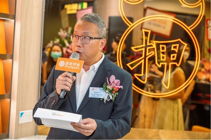 靄華押業主席、行政總裁兼執行董事陳啟豪致開幕詞時表示,相信於人流暢旺的港鐵站開設新店舖,將有助擴大顧客層面及收入來源。 靄華押業主席、行政總裁兼執行董事陳啟豪致開幕詞時表示,相信於人流暢旺的港鐵站開設新店舖,將有助擴大顧客層面及收入來源。