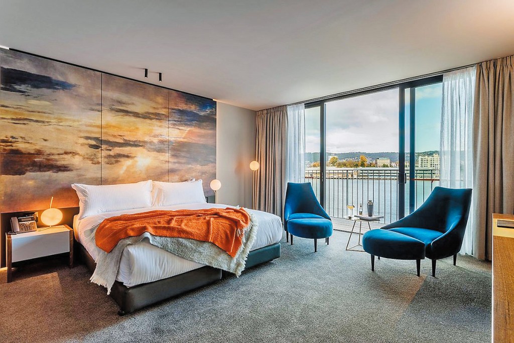 因航空公司營運而取消的航班，責任在航空公司，旅客可要求他們安排另一航班，同時問清楚是否提供免費住宿、餐券等。