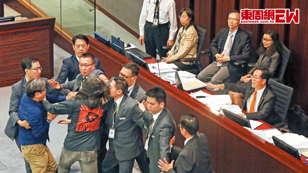 臨別在即,陳健波最不捨立法會秘書處職員,特別盛讚保安組在立法會最混亂時,頂住壓力及侮辱責罵,維持立法會秩序。