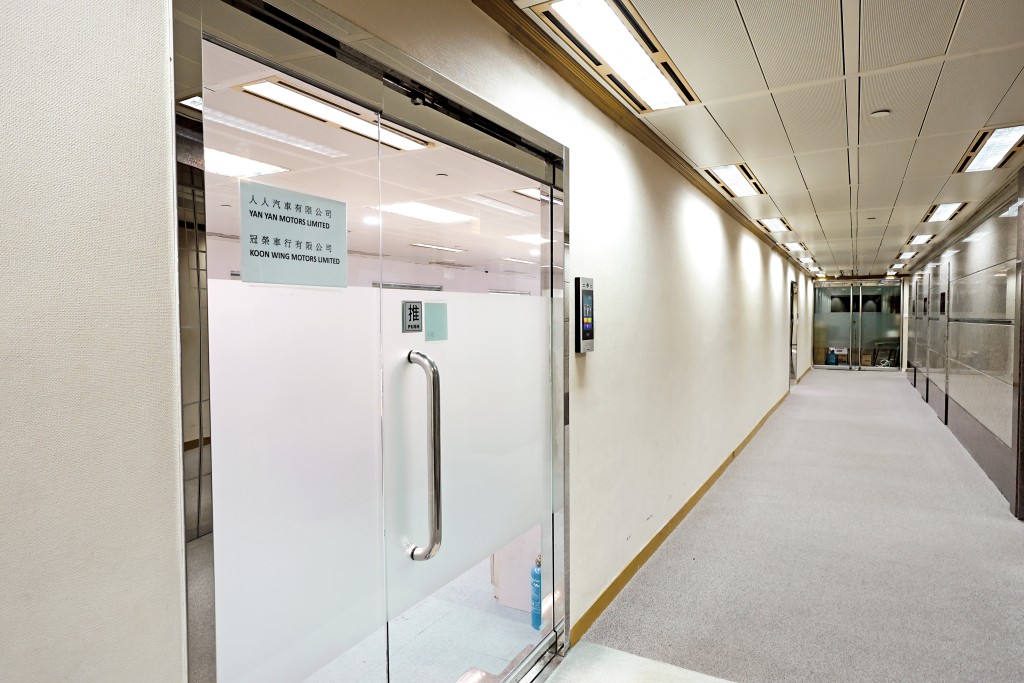 馬亞木創立的冠榮車行(下),䇄立長沙灣青山道多年,昔日招牌甚具氣勢,惟近年車行搬到尖沙咀樓上寫字樓,大門招牌只用紙張代替。 馬亞木創立的冠榮車行(下),䇄立長沙灣青山道多年,昔日招牌甚具氣勢,惟近年車行搬到尖沙咀樓上寫字樓,大門招牌只用紙張代替。