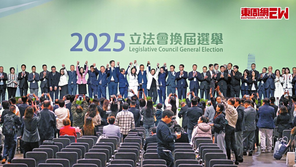 去年因立法會換屆選舉，政府大力催谷選民登記，新登記選民人數才止跌回升。