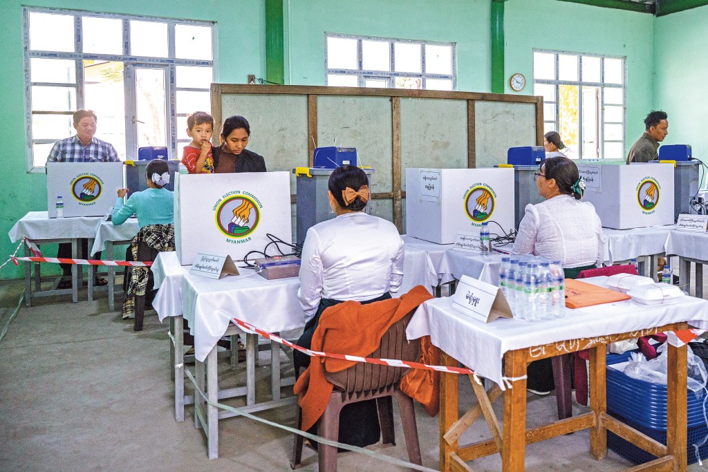 軍政府舉辦的選舉投票方由以往一天內全國進行，改為按地區分成三輪進行，令選舉期橫跨足足一個月