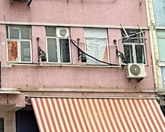 大圍美綸樓一住宅單位由鄉委會管理,曾涉嫌多次違反地契條款,出租予美容公司作商業用途。 大圍美綸樓一住宅單位由鄉委會管理,曾涉嫌多次違反地契條款,出租予美容公司作商業用途。