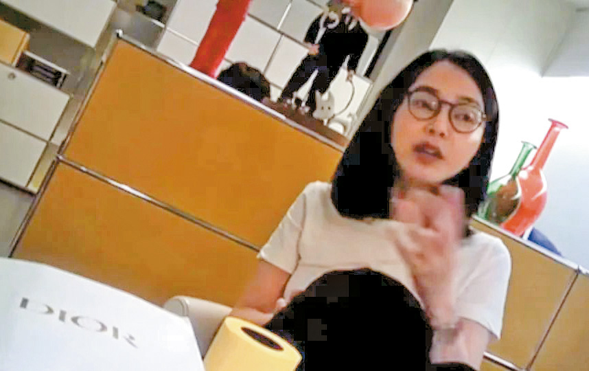 執法人員拘捕全成培，他涉嫌以中間人身份將名牌手袋等貴重物品交給金建希。