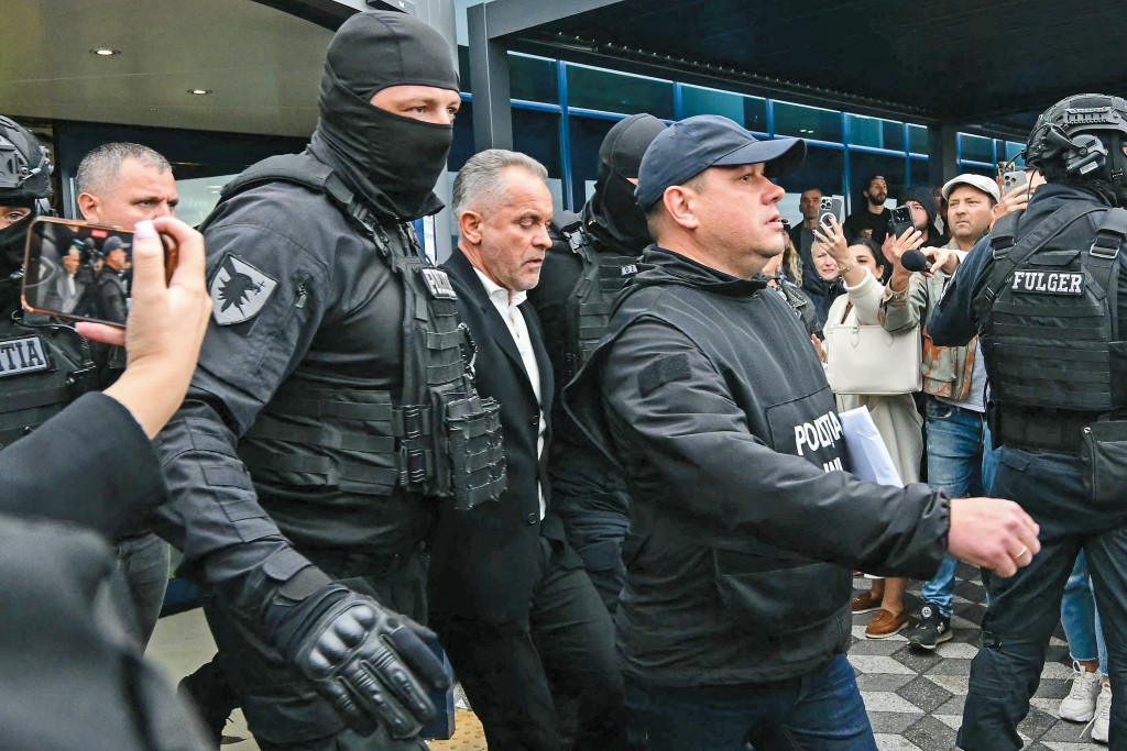 普拉霍特紐克多年來在二十多個國家穿梭逃亡，終在去年被捕押回國受審。