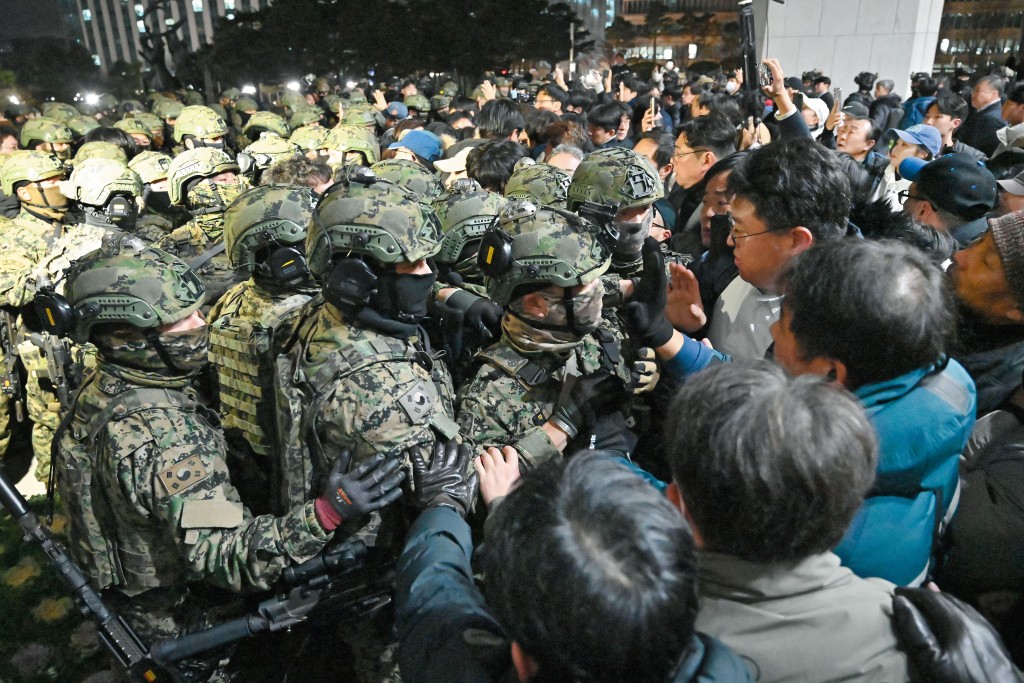 南韓軍方曾於戒嚴令生效期間派出士兵企圖進入國會大樓,意圖拘捕議員,民眾得悉後曾阻止軍人行動。 南韓軍方曾於戒嚴令生效期間派出士兵企圖進入國會大樓,意圖拘捕議員,民眾得悉後曾阻止軍人行動。
