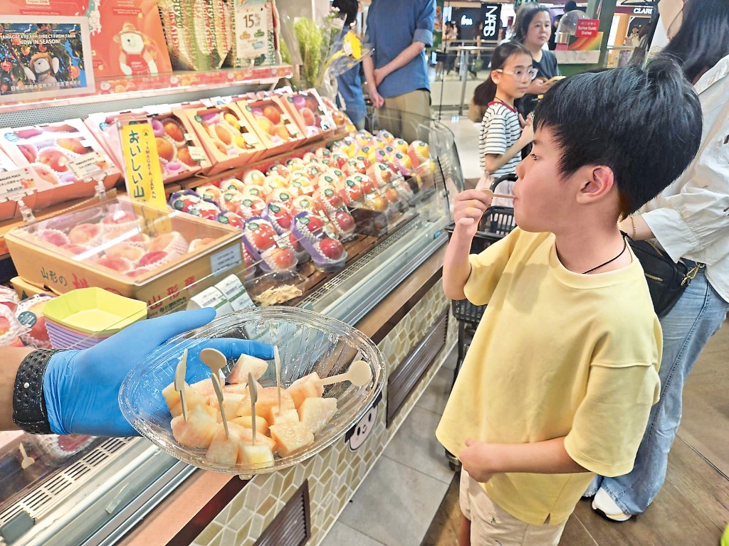 city'super周日推「品味嘉年華」，將正售賣的新鮮食品做成不同小食，並分多個檔攤售賣，成功吸引人流。