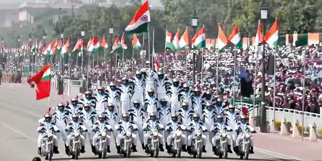 今年的電單車特技表演,首次由中央後備警察部隊與邊防警察部隊合作,由九輛電單車及三十多名男成員搭建人體金字塔。 今年的電單車特技表演,首次由中央後備警察部隊與邊防警察部隊合作,由九輛電單車及三十多名男成員搭建人體金字塔。