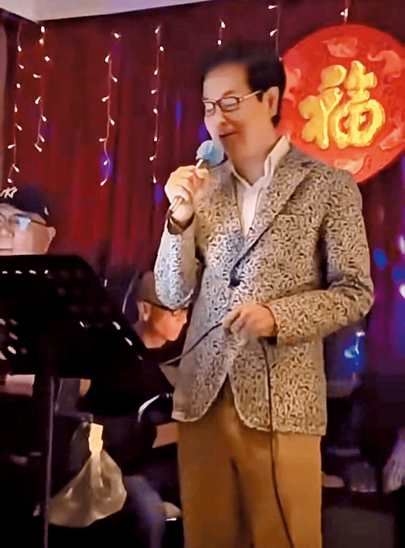 黃百鳴審訊期間,演唱MC張天賦〈記憶棉〉的短片曾在網上瘋傳,其《家有囍事》式唱腔將「騷擾」、「精神」等字提高8度,尾段震音作結,被網民笑封他為「黃百棉」,極速爆紅。 黃百鳴審訊期間,演唱MC張天賦〈記憶棉〉的短片曾在網上瘋傳,其《家有囍事》式唱腔將「騷擾」、「精神」等字提高8度,尾段震音作結,被網民笑封他為「黃百棉」,極速爆紅。