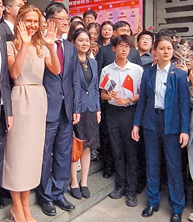 去年時任敘利亞總統巴沙爾訪華期間，徐瑾（右）負責護衛第一夫人（左）。