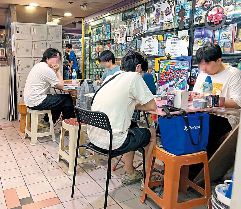 有店家要求玩家支付「開枱費」才准使用走廊枱櫈。