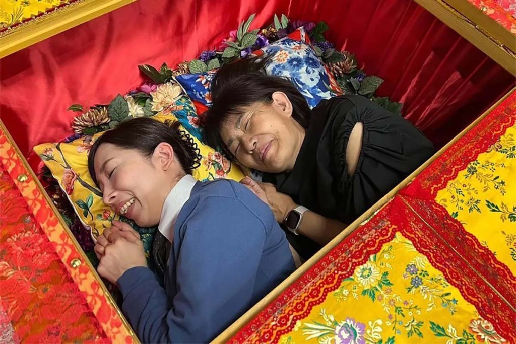 日本年輕人掀起一股瞓棺材熱潮，除了單人外，還可相約朋友一同合葬。
