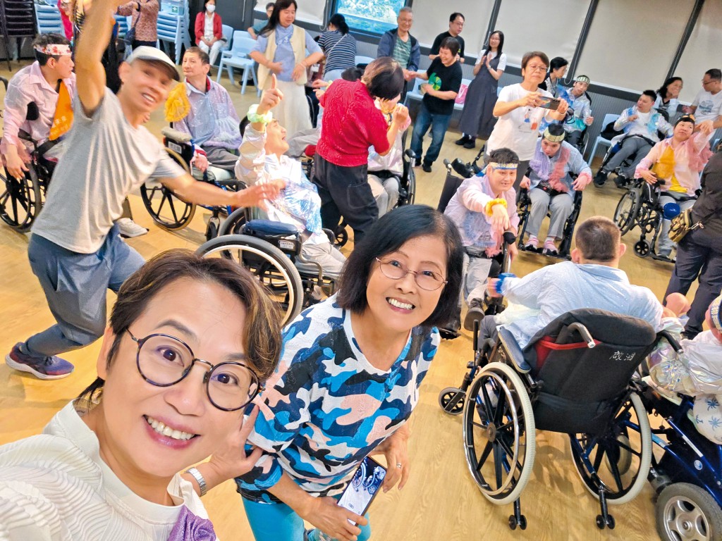 潛能舞台啟發「舞」限可能項目中，所有殘障舞者及其家人朋友都樂在其中。