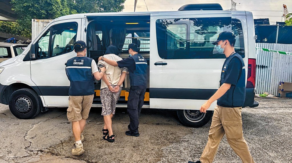 海關人員早前在深水埗、屯門、古洞、上水及東涌共搗破六個非法加油站。