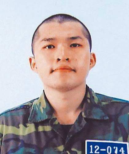 二〇一三年發生二十四歲洪仲丘在服義務役期間,被逼進行高強度操練及關進密閉禁閉室,最終中暑身亡。事件引發民眾不滿軍方霸凌文化而上街示威抗議。 二〇一三年發生二十四歲洪仲丘在服義務役期間,被逼進行高強度操練及關進密閉禁閉室,最終中暑身亡。事件引發民眾不滿軍方霸凌文化而上街示威抗議。