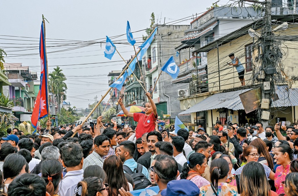 全國獨立黨在國會選舉中大勝,支持者上街歡呼慶祝。 全國獨立黨在國會選舉中大勝,支持者上街歡呼慶祝。