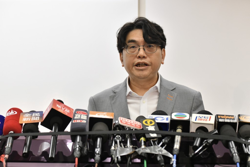 黃恩諾昨日在記者上指市民關注食水黑點無可厚非 黃恩諾昨日在記者上指市民關注食水黑點無可厚非