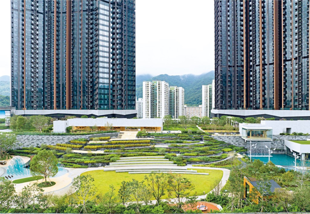 柏傲莊雲集五大來自北歐、日本及香港的設計大師參與，提供約二十八萬平方呎綠化園林及會所面積，其中一大亮點為大型梯田連接魚米共生園。