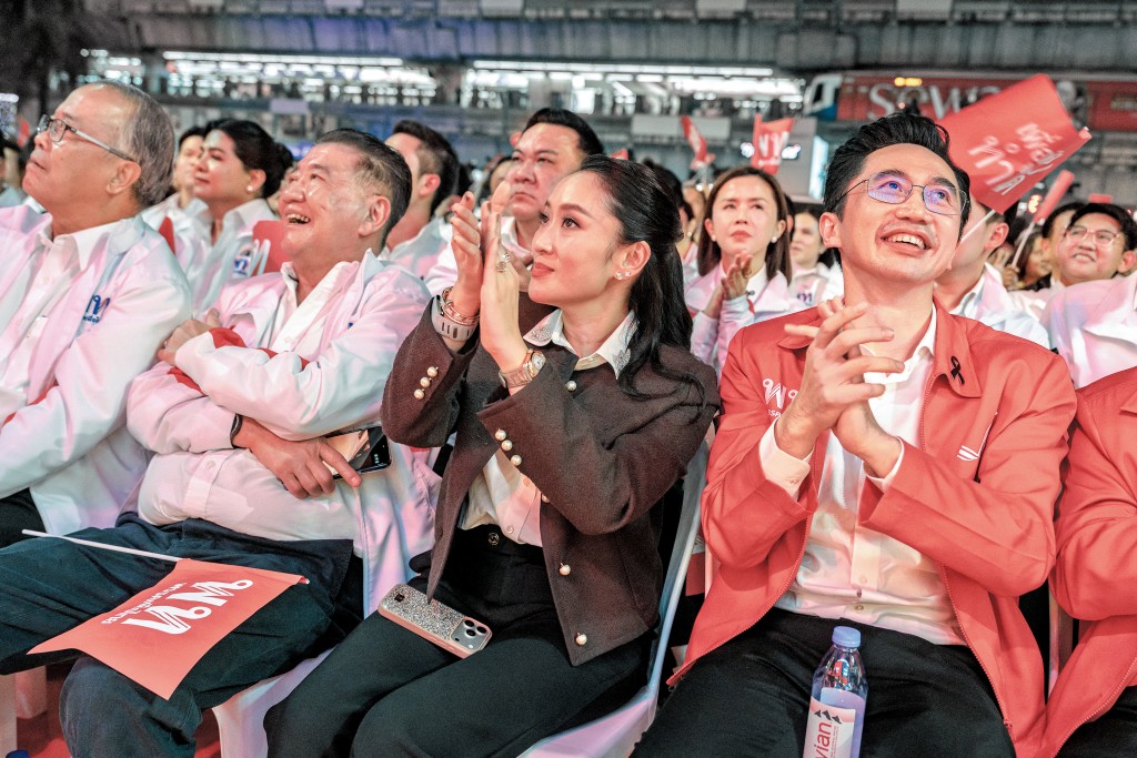 他信家族為首的為泰黨在大選中得席位最少，顯示其基層票源優勢不再。