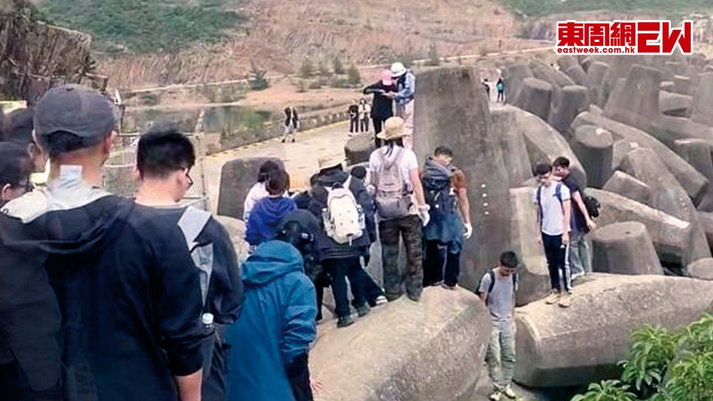 西貢萬宜水庫東壩每逢假期都逼爆,不少內地旅客大呻,排足四個鐘才等到小巴離開。