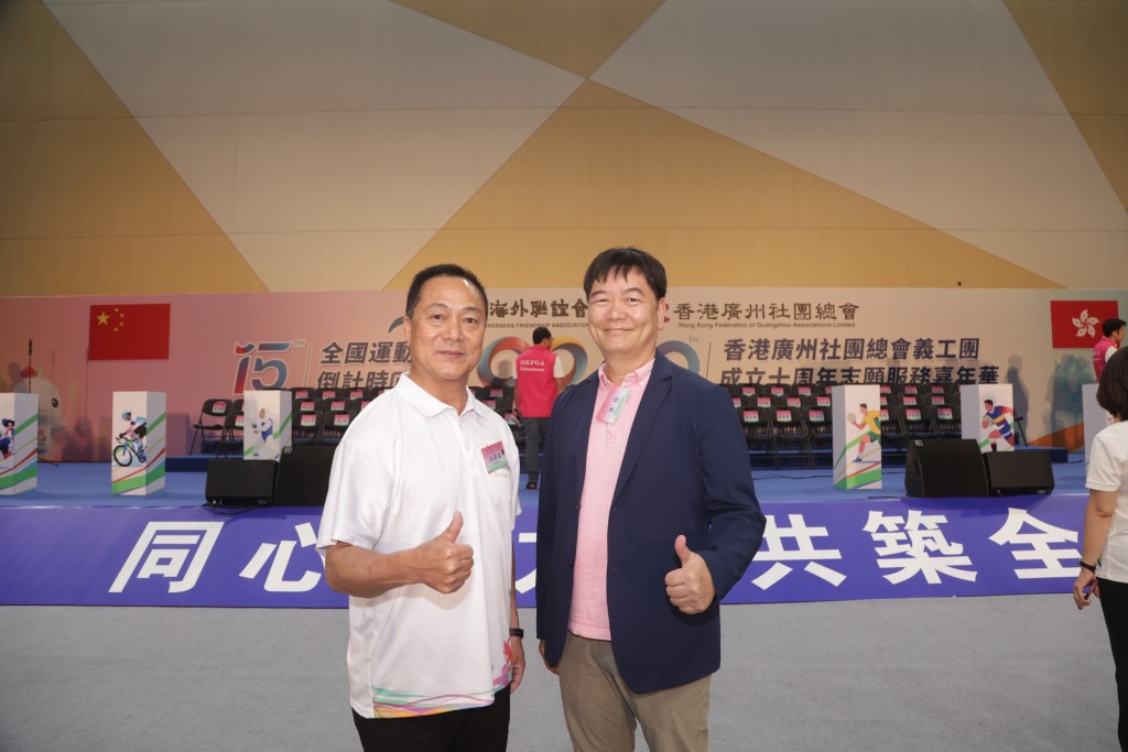 香港廣州社團總會主席張廣軍（左）與沙田區議員黃敬合照。