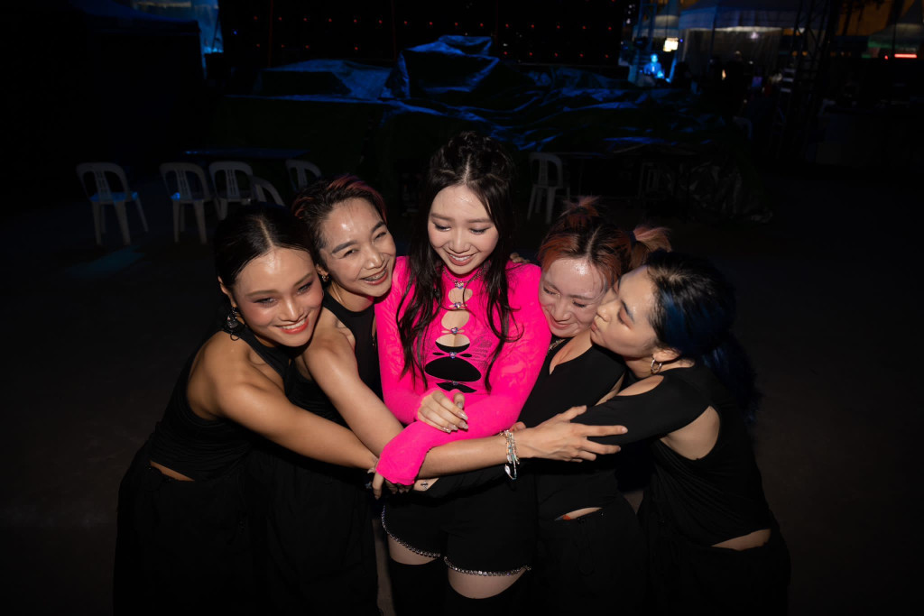 甄子丹和汪詩詩的19歲女兒甄濟如早前宣佈出道。 甄子丹和汪詩詩的19歲女兒甄濟如早前宣佈出道。