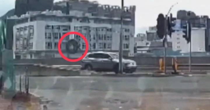 車胎壓過私家車擋風玻璃和車頂，再向前衝。