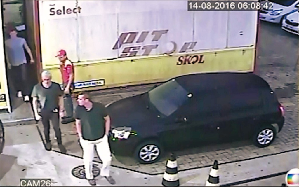 一六年洛捷迪(前左)與隊友在巴西里約熱內盧奧運期間,醉酒大鬧加油站。 一六年洛捷迪(前左)與隊友在巴西里約熱內盧奧運期間,醉酒大鬧加油站。